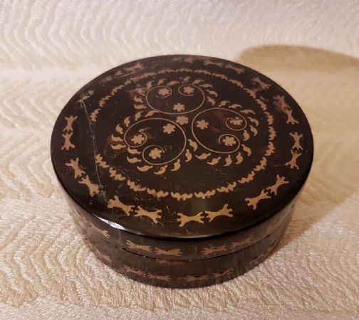 Gold and turtle snuffbox
    